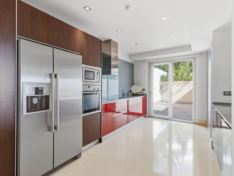 Luxurious 2-Bed Middle-Floor Apartment in Los Arrayanes Golf – Panoramic Views & Contemporary Elegance
