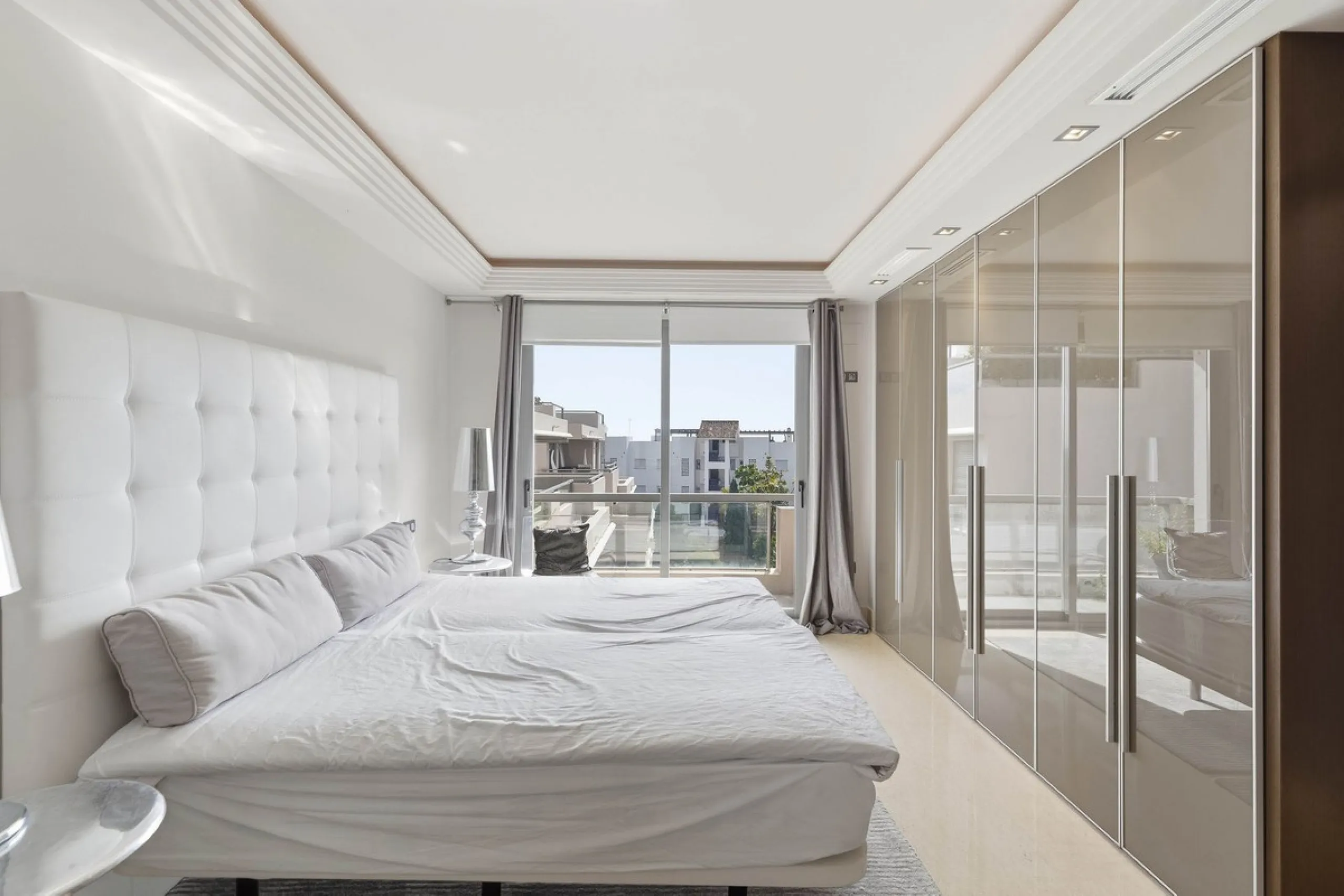 Luxurious 2-Bed Middle-Floor Apartment in Los Arrayanes Golf – Panoramic Views & Contemporary Elegance