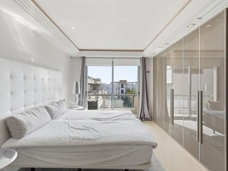 Luxurious 2-Bed Middle-Floor Apartment in Los Arrayanes Golf – Panoramic Views & Contemporary Elegance