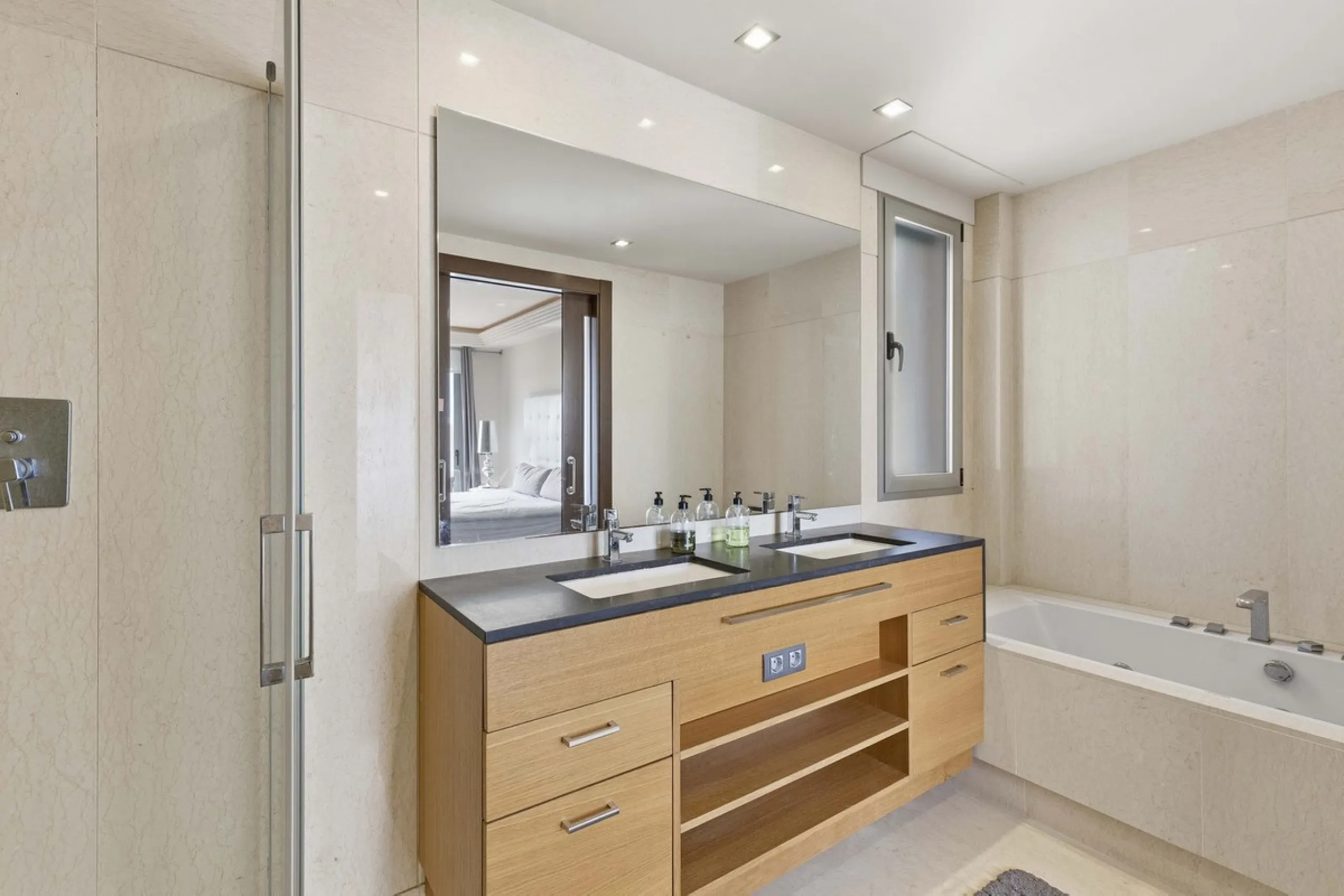 Luxurious 2-Bed Middle-Floor Apartment in Los Arrayanes Golf – Panoramic Views & Contemporary Elegance
