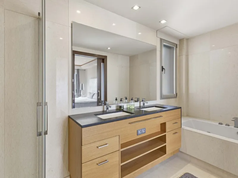 Luxurious 2-Bed Middle-Floor Apartment in Los Arrayanes Golf – Panoramic Views & Contemporary Elegance