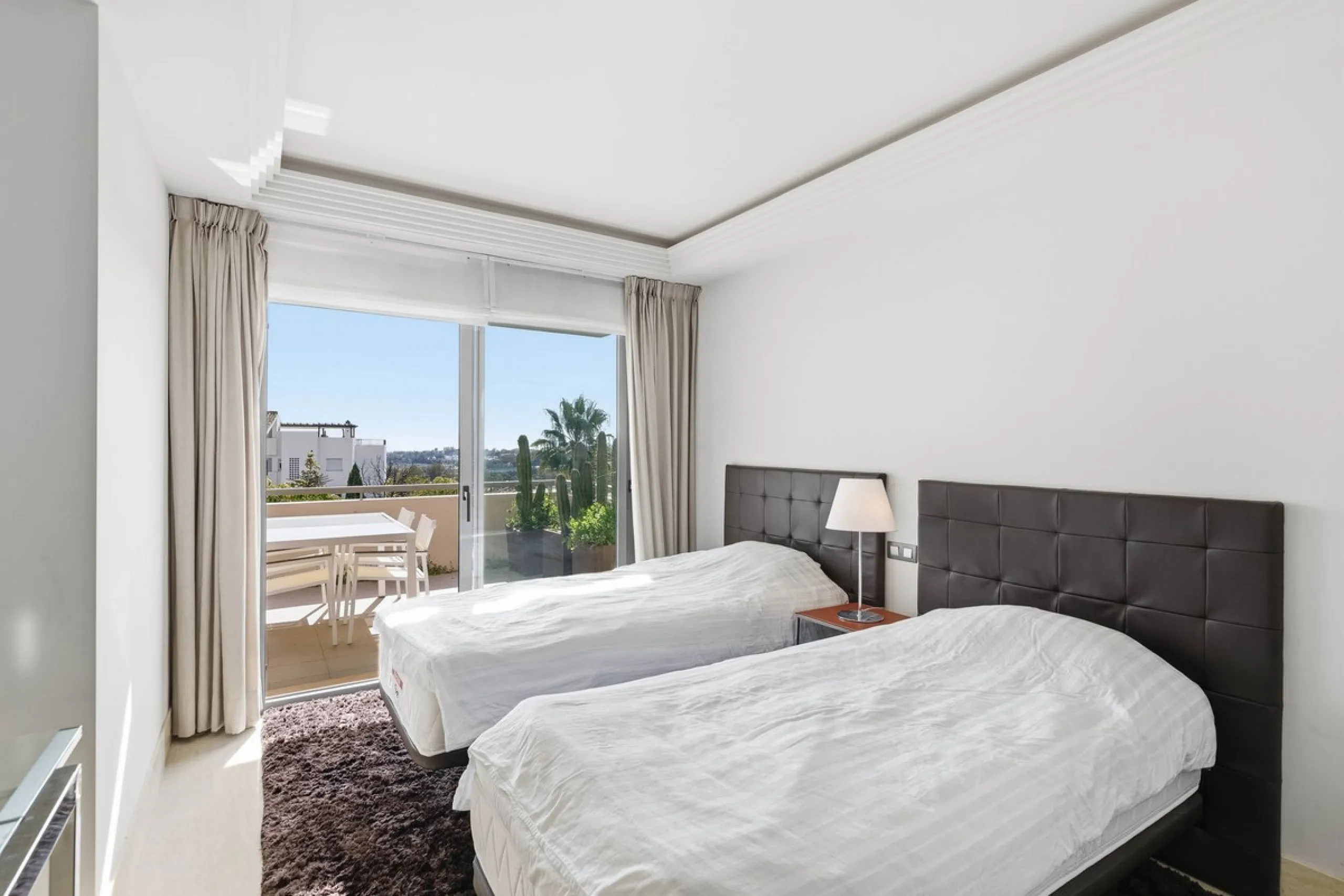 Luxurious 2-Bed Middle-Floor Apartment in Los Arrayanes Golf – Panoramic Views & Contemporary Elegance