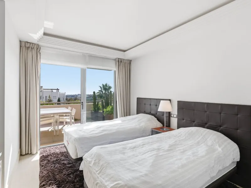 Luxurious 2-Bed Middle-Floor Apartment in Los Arrayanes Golf – Panoramic Views & Contemporary Elegance