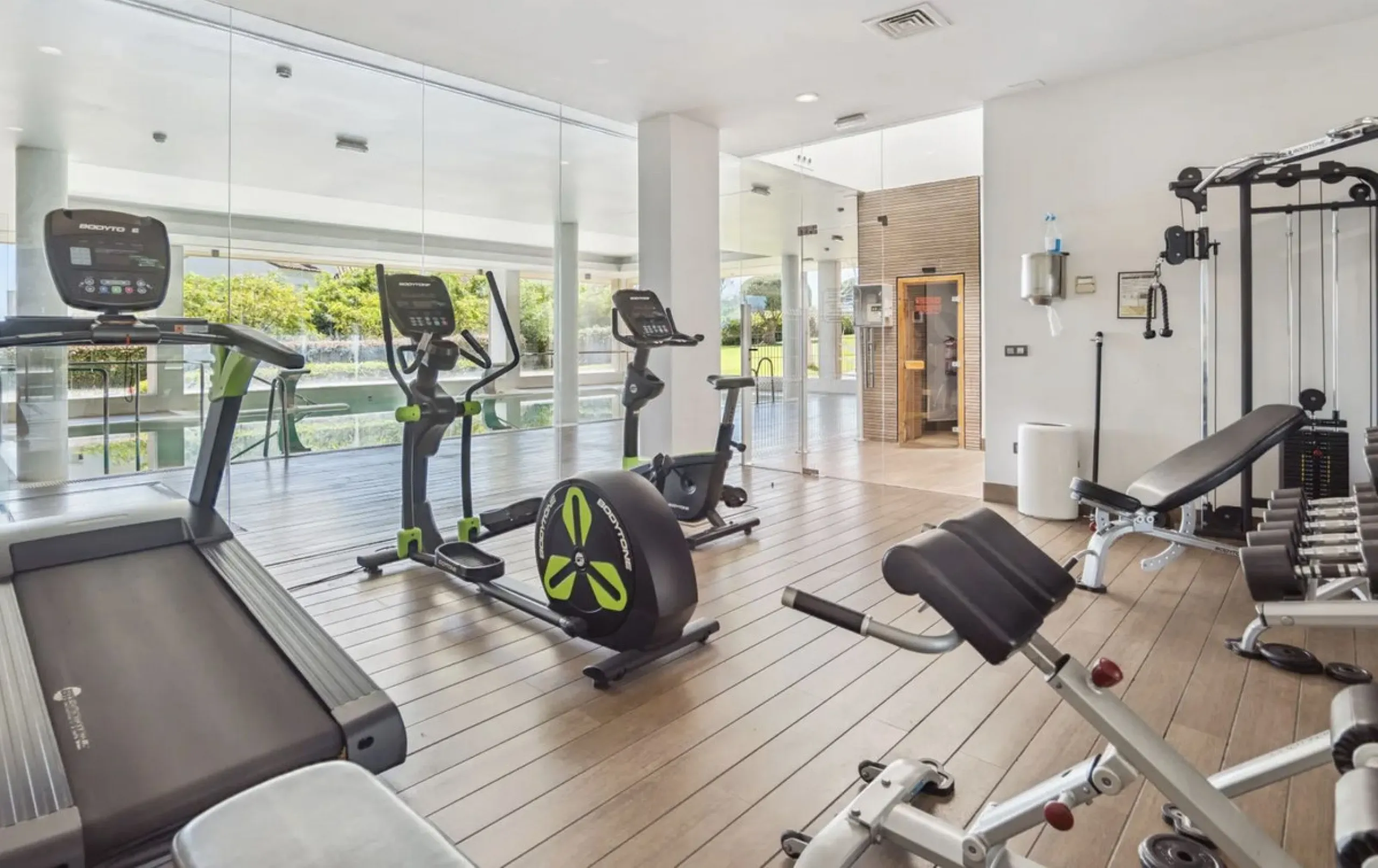 Luxurious 2-Bed Middle-Floor Apartment in Los Arrayanes Golf – Panoramic Views & Contemporary Elegance