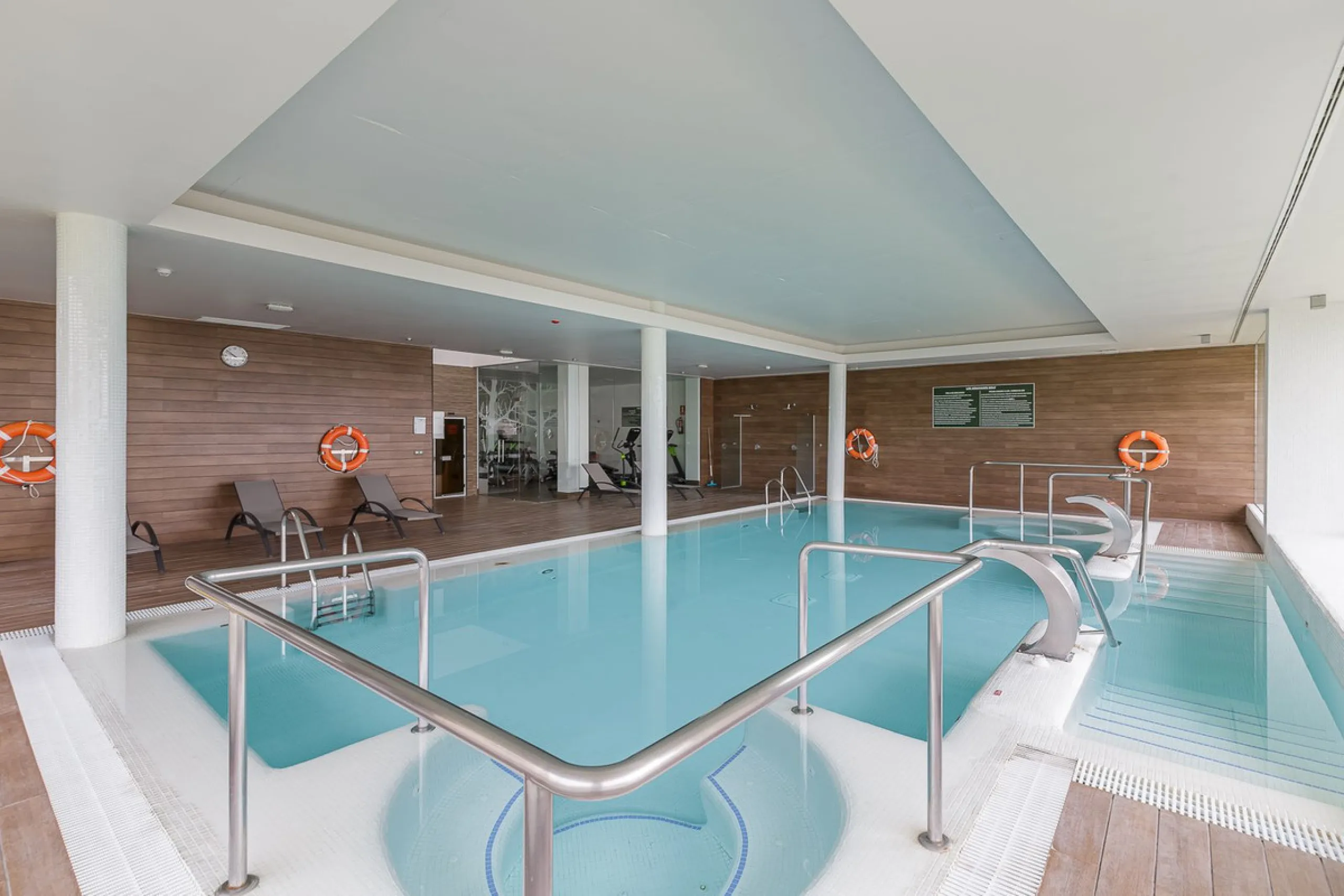 Luxurious 2-Bed Middle-Floor Apartment in Los Arrayanes Golf – Panoramic Views & Contemporary Elegance