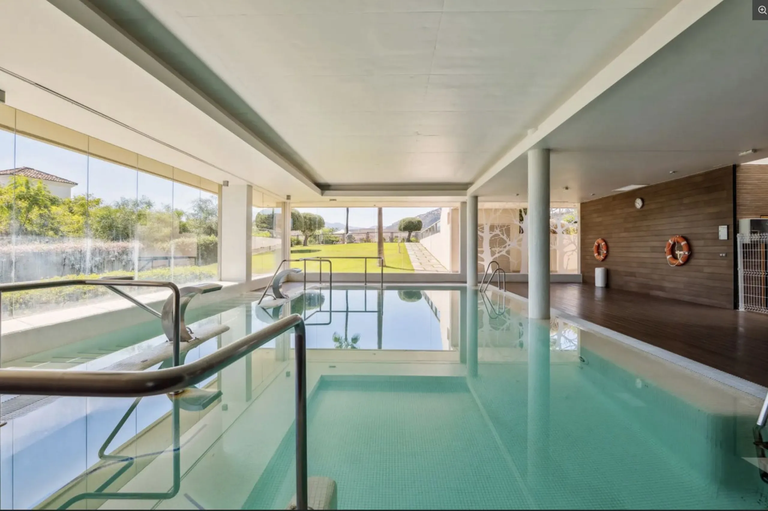 Luxurious 2-Bed Middle-Floor Apartment in Los Arrayanes Golf – Panoramic Views & Contemporary Elegance