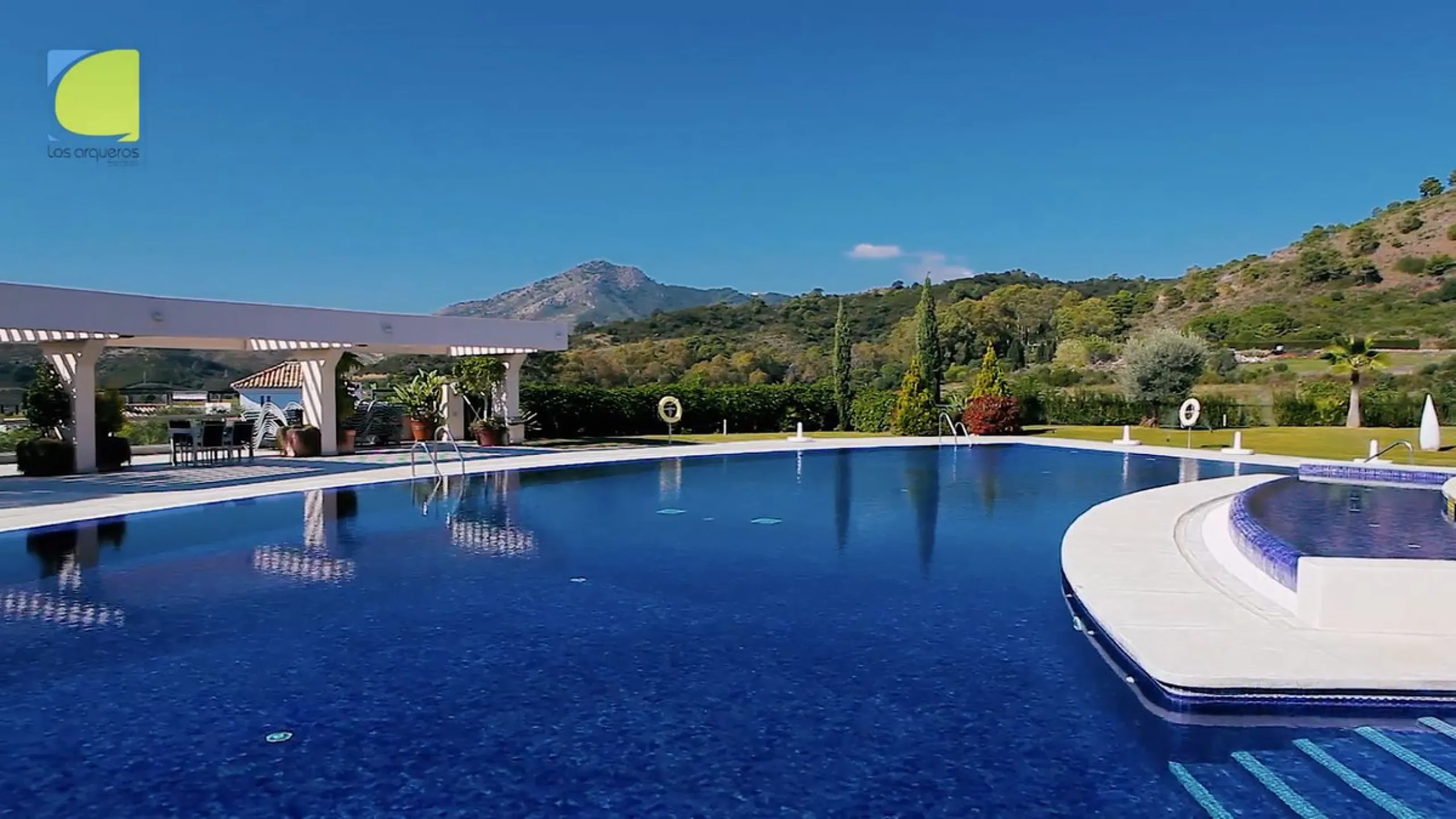 Luxurious 2-Bed Middle-Floor Apartment in Los Arrayanes Golf – Panoramic Views & Contemporary Elegance