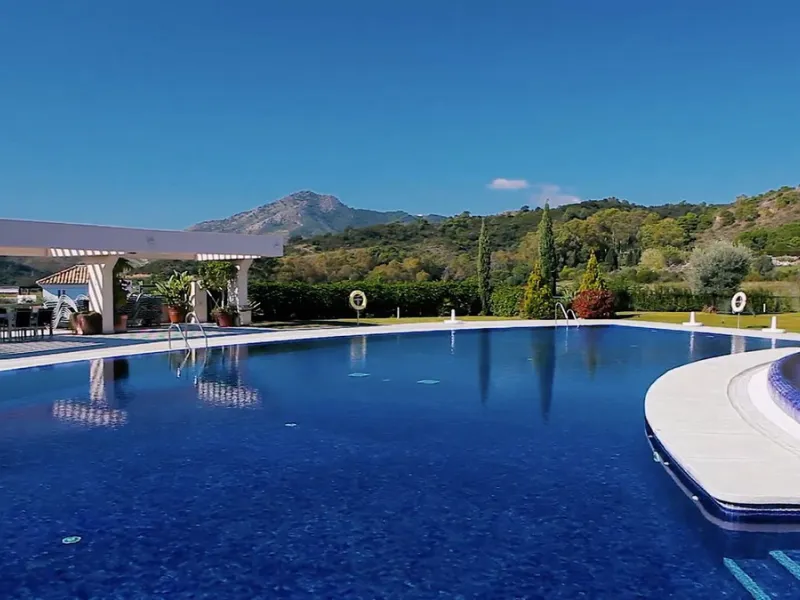 Luxurious 2-Bed Middle-Floor Apartment in Los Arrayanes Golf – Panoramic Views & Contemporary Elegance