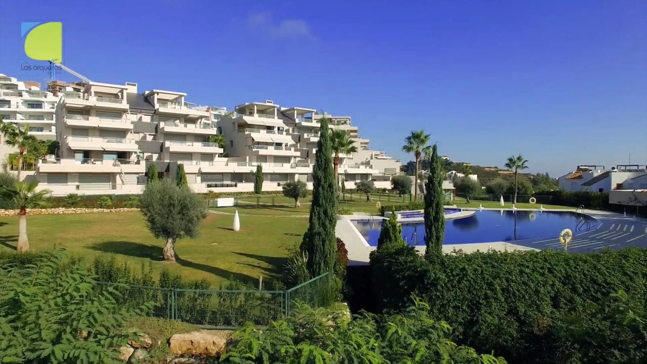 Luxurious 2-Bed Middle-Floor Apartment in Los Arrayanes Golf – Panoramic Views & Contemporary Elegance