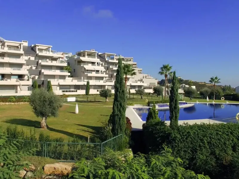 Luxurious 2-Bed Middle-Floor Apartment in Los Arrayanes Golf – Panoramic Views & Contemporary Elegance