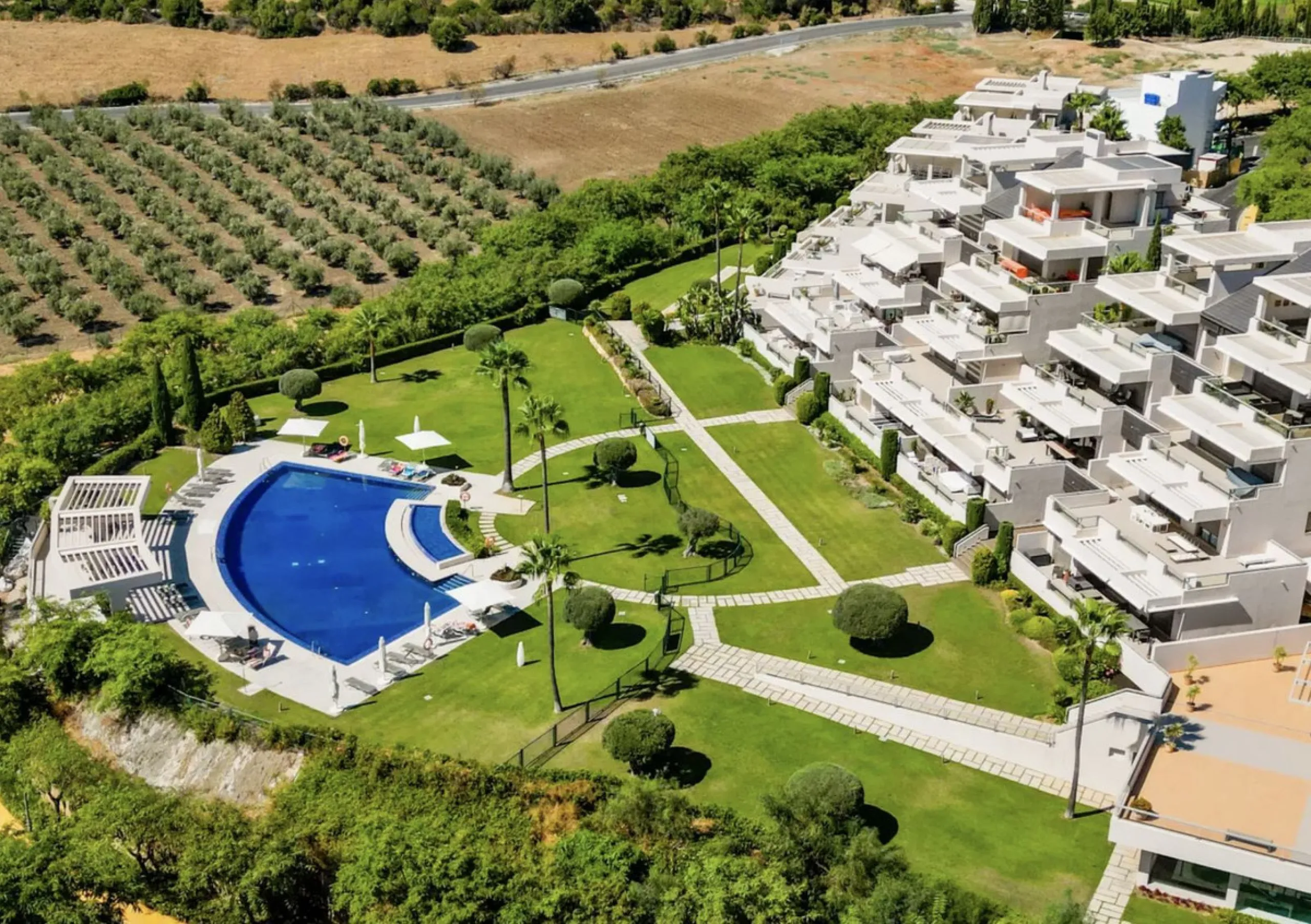 Luxurious 2-Bed Middle-Floor Apartment in Los Arrayanes Golf – Panoramic Views & Contemporary Elegance
