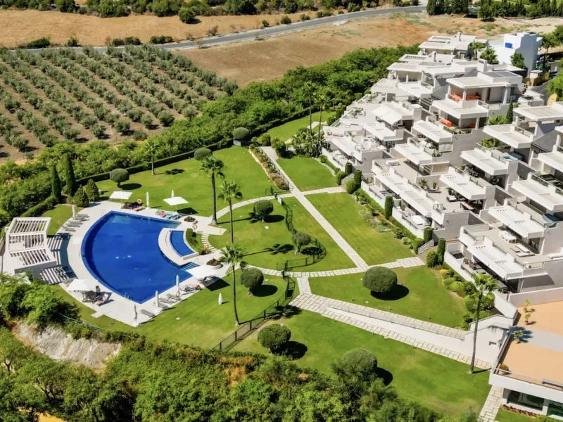 Luxurious 2-Bed Middle-Floor Apartment in Los Arrayanes Golf – Panoramic Views & Contemporary Elegance