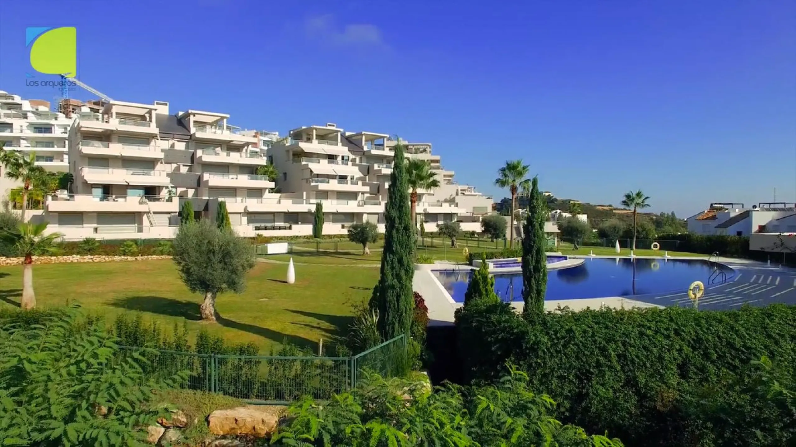 Luxurious 2-Bed Middle-Floor Apartment in Los Arrayanes Golf – Panoramic Views & Contemporary Elegance