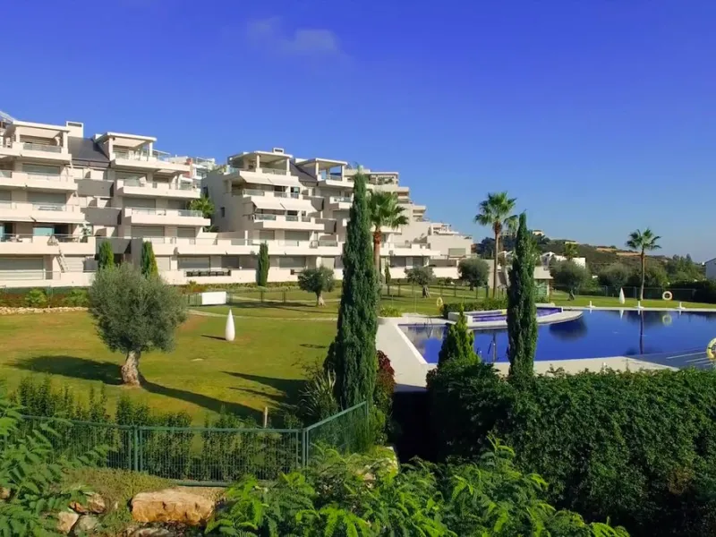 Luxurious 2-Bed Middle-Floor Apartment in Los Arrayanes Golf – Panoramic Views & Contemporary Elegance