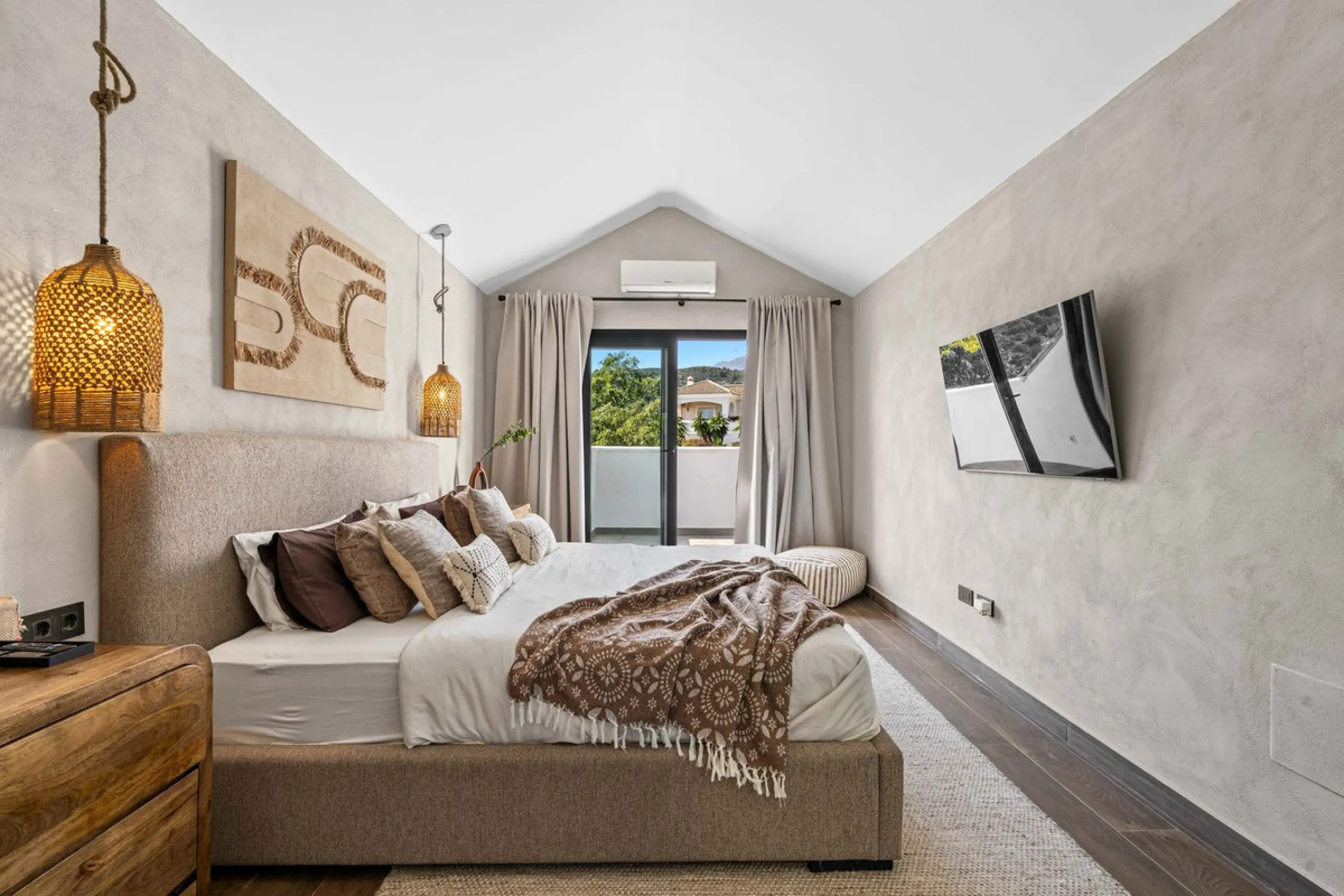 House - Detached Villa в продаже в Estepona, Málaga. В доме 5 спален и 4 ванных комнат. Площадь дома 452 м². Площадь участка 756 м²