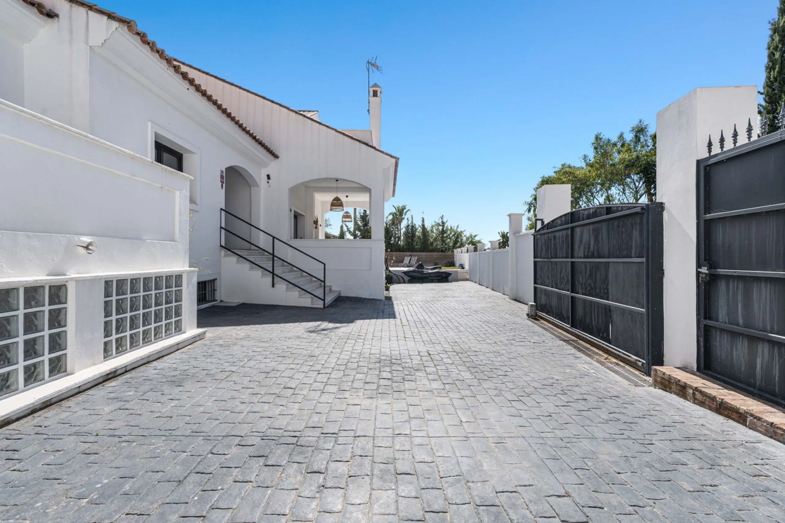 House - Detached Villa в продаже в Estepona, Málaga. В доме 5 спален и 4 ванных комнат. Площадь дома 452 м². Площадь участка 756 м²