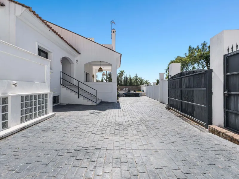 House - Detached Villa в продаже в Estepona, Málaga. В доме 5 спален и 4 ванных комнат. Площадь дома 452 м². Площадь участка 756 м²