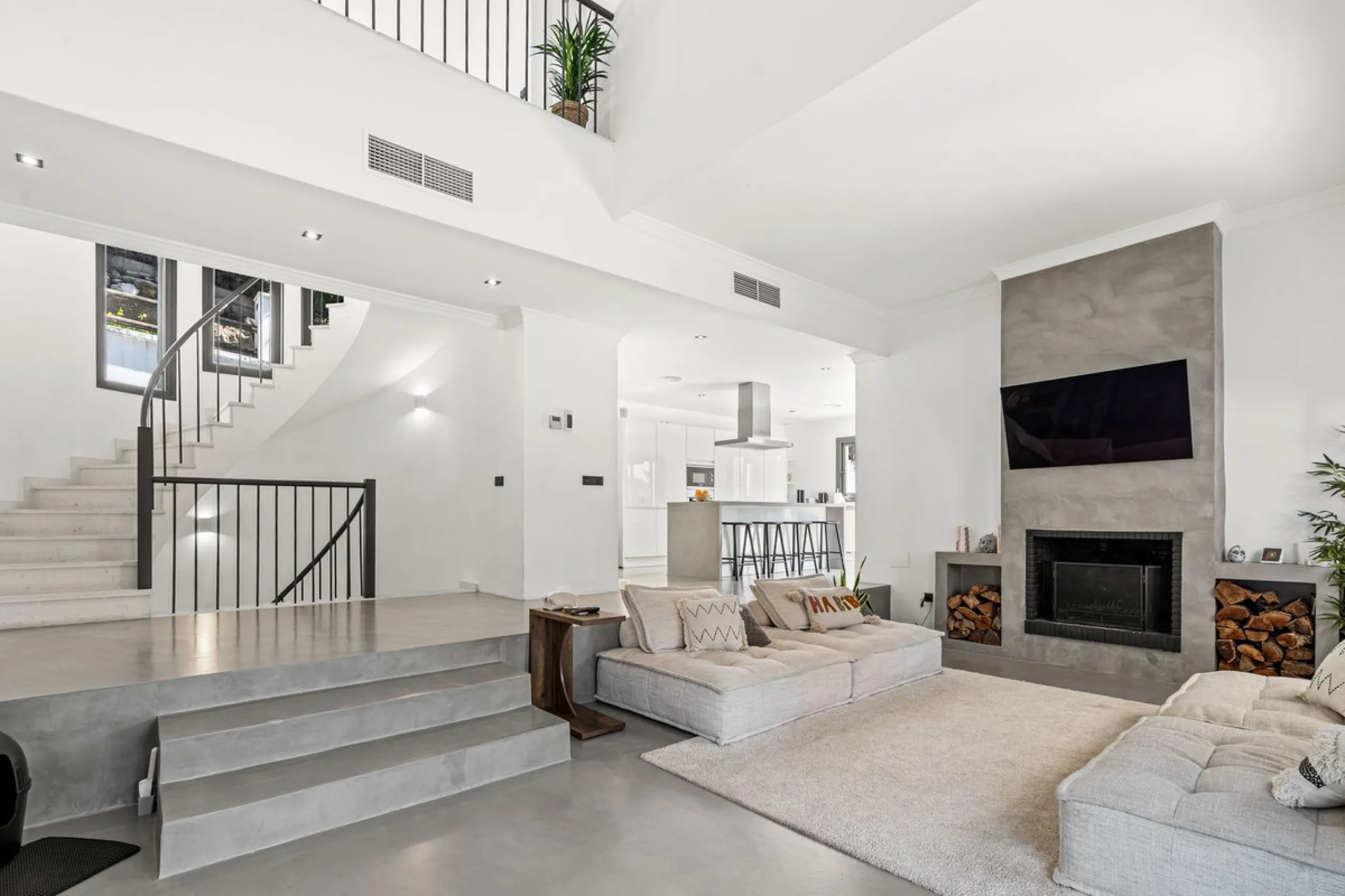 House - Detached Villa в продаже в Estepona, Málaga. В доме 5 спален и 4 ванных комнат. Площадь дома 452 м². Площадь участка 756 м²