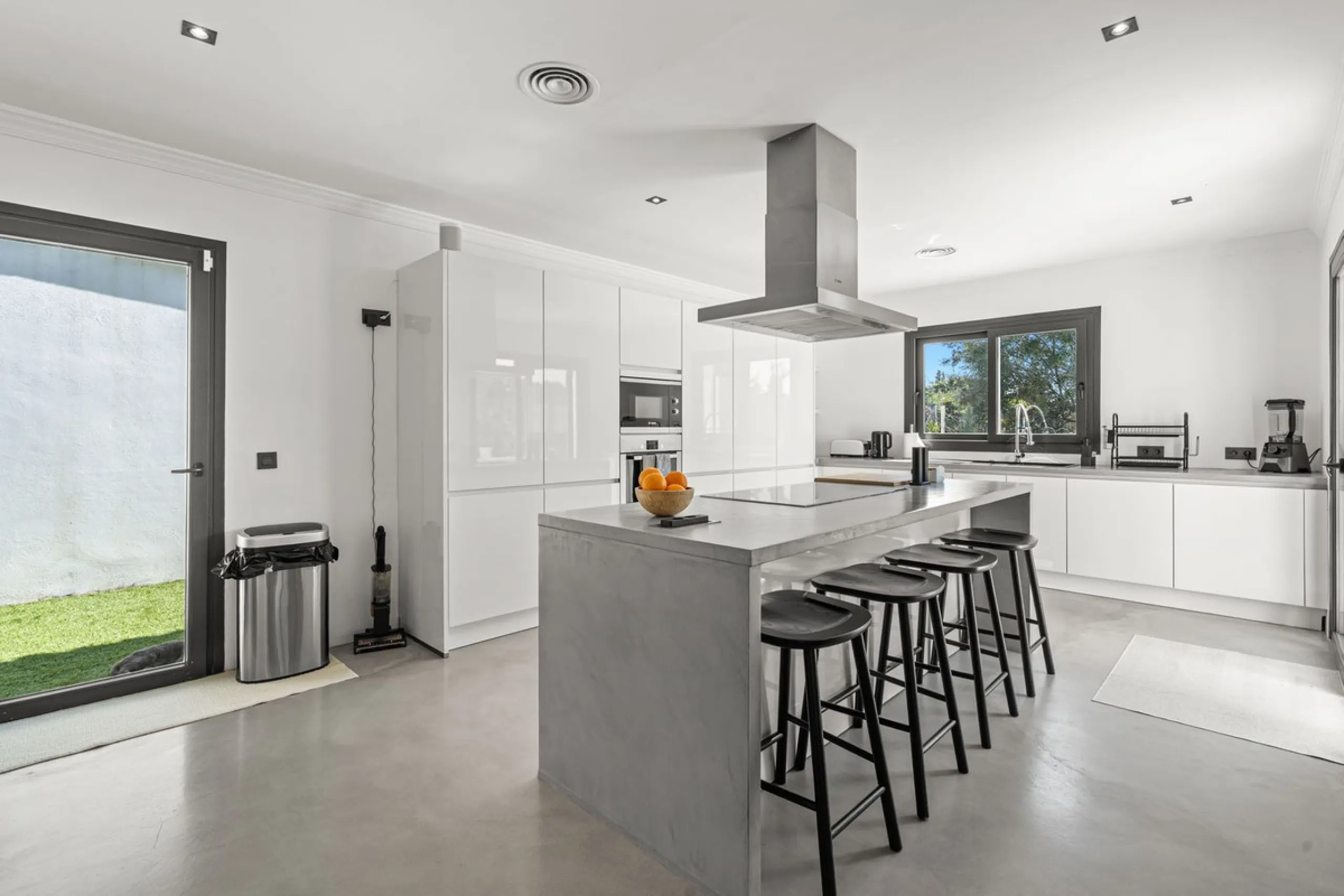 House - Detached Villa в продаже в Estepona, Málaga. В доме 5 спален и 4 ванных комнат. Площадь дома 452 м². Площадь участка 756 м²