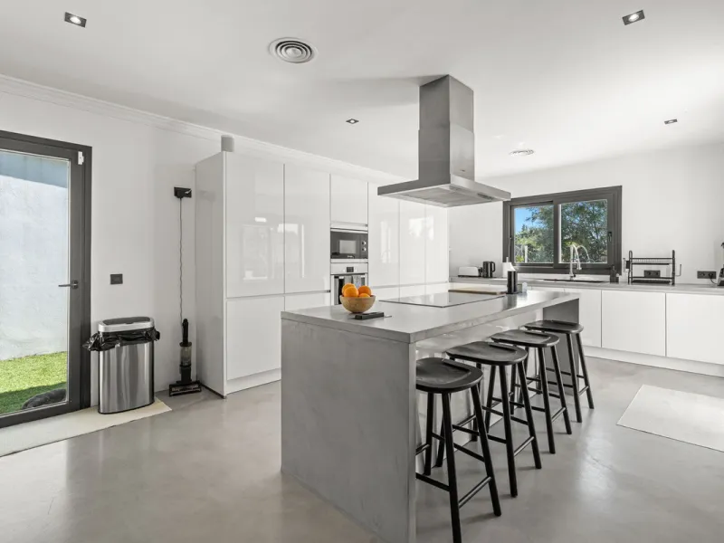 House - Detached Villa в продаже в Estepona, Málaga. В доме 5 спален и 4 ванных комнат. Площадь дома 452 м². Площадь участка 756 м²