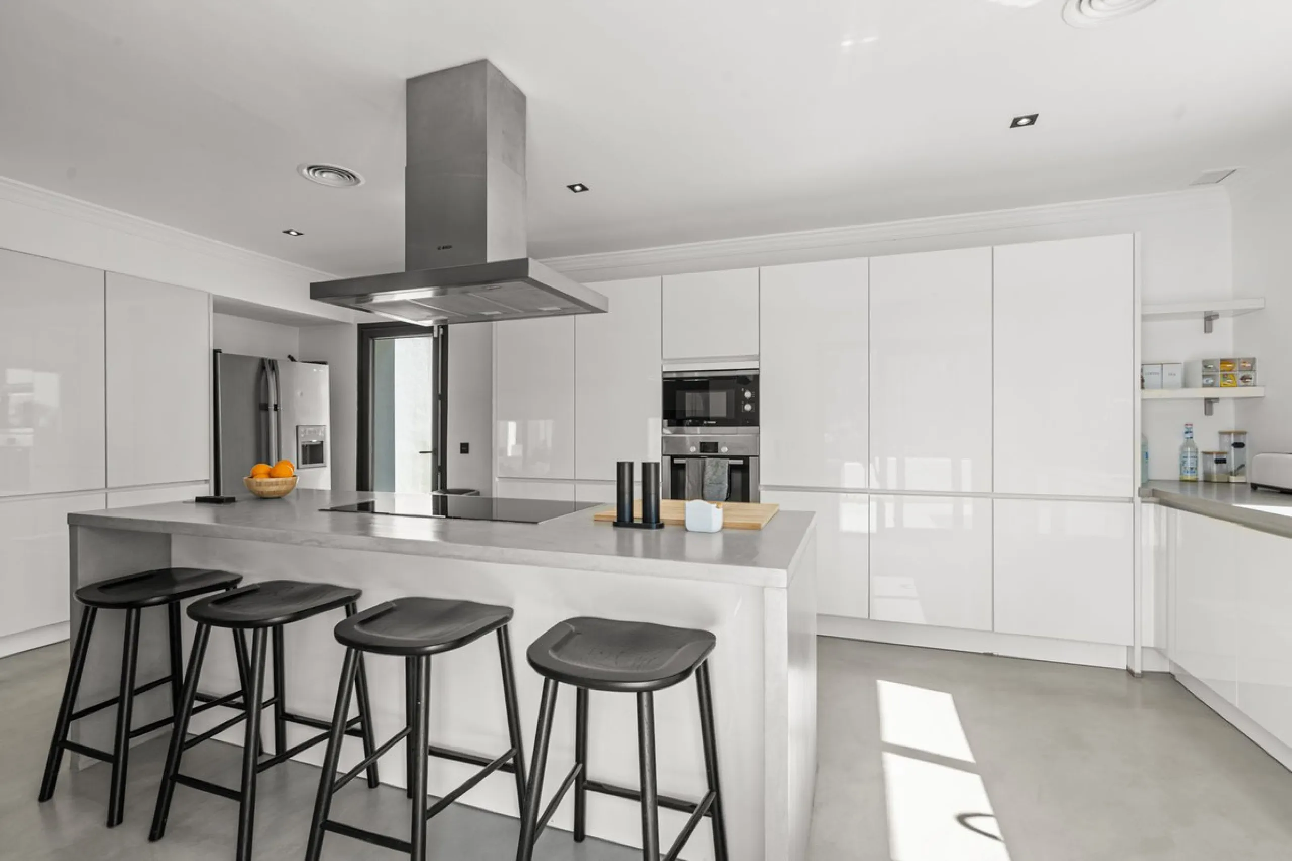 House - Detached Villa в продаже в Estepona, Málaga. В доме 5 спален и 4 ванных комнат. Площадь дома 452 м². Площадь участка 756 м²