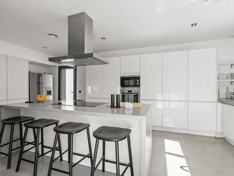 House - Detached Villa в продаже в Estepona, Málaga. В доме 5 спален и 4 ванных комнат. Площадь дома 452 м². Площадь участка 756 м²