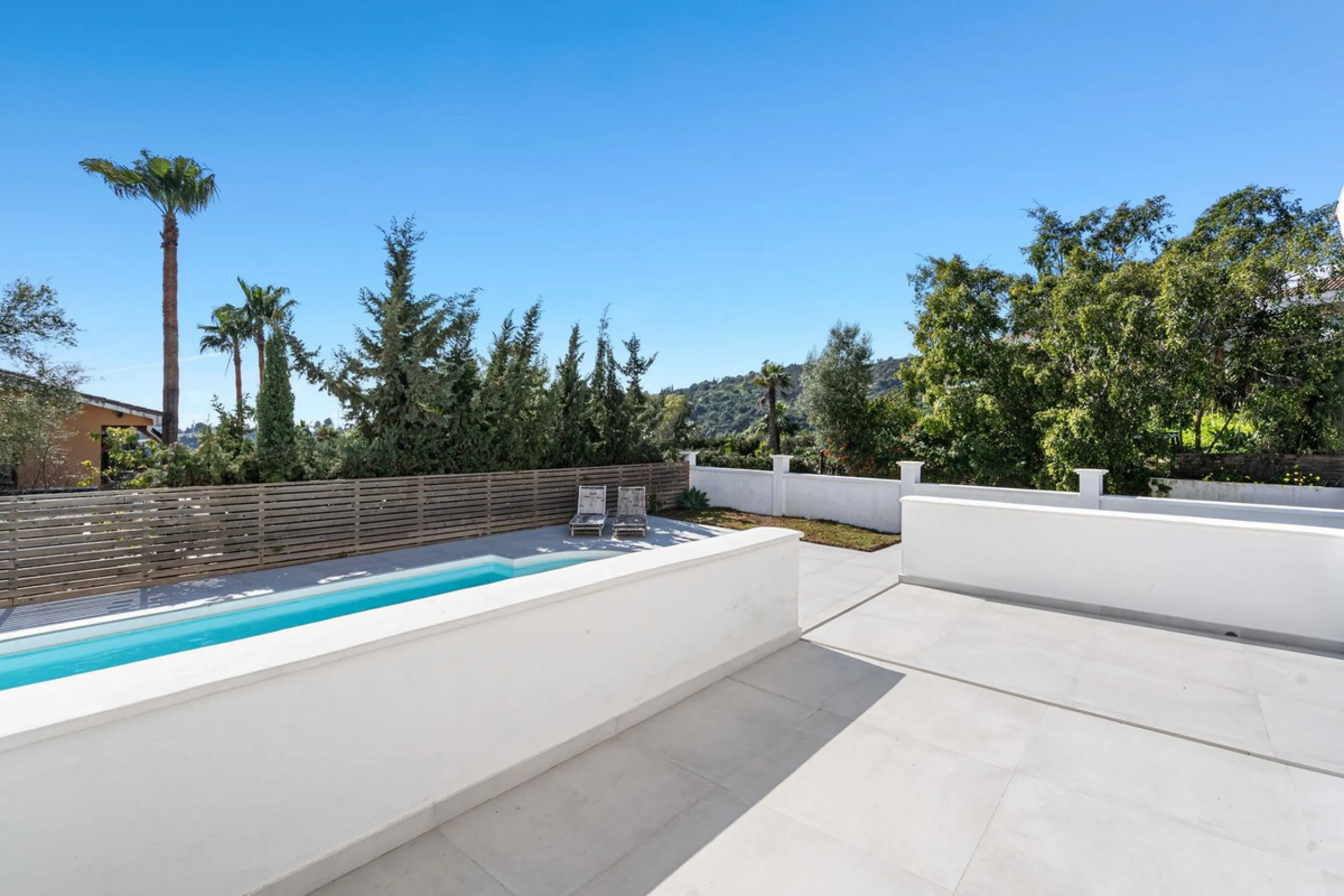 House - Detached Villa в продаже в Estepona, Málaga. В доме 5 спален и 4 ванных комнат. Площадь дома 452 м². Площадь участка 756 м²