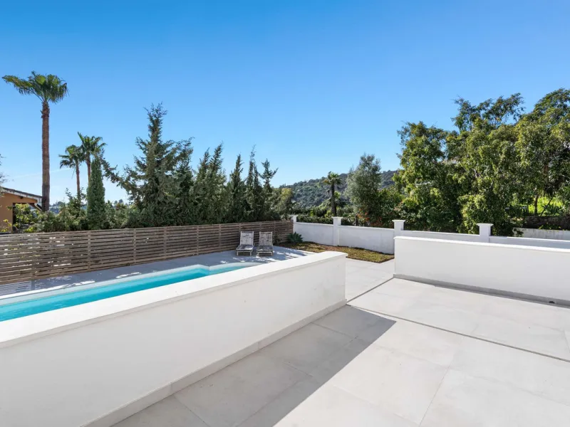 House - Detached Villa в продаже в Estepona, Málaga. В доме 5 спален и 4 ванных комнат. Площадь дома 452 м². Площадь участка 756 м²