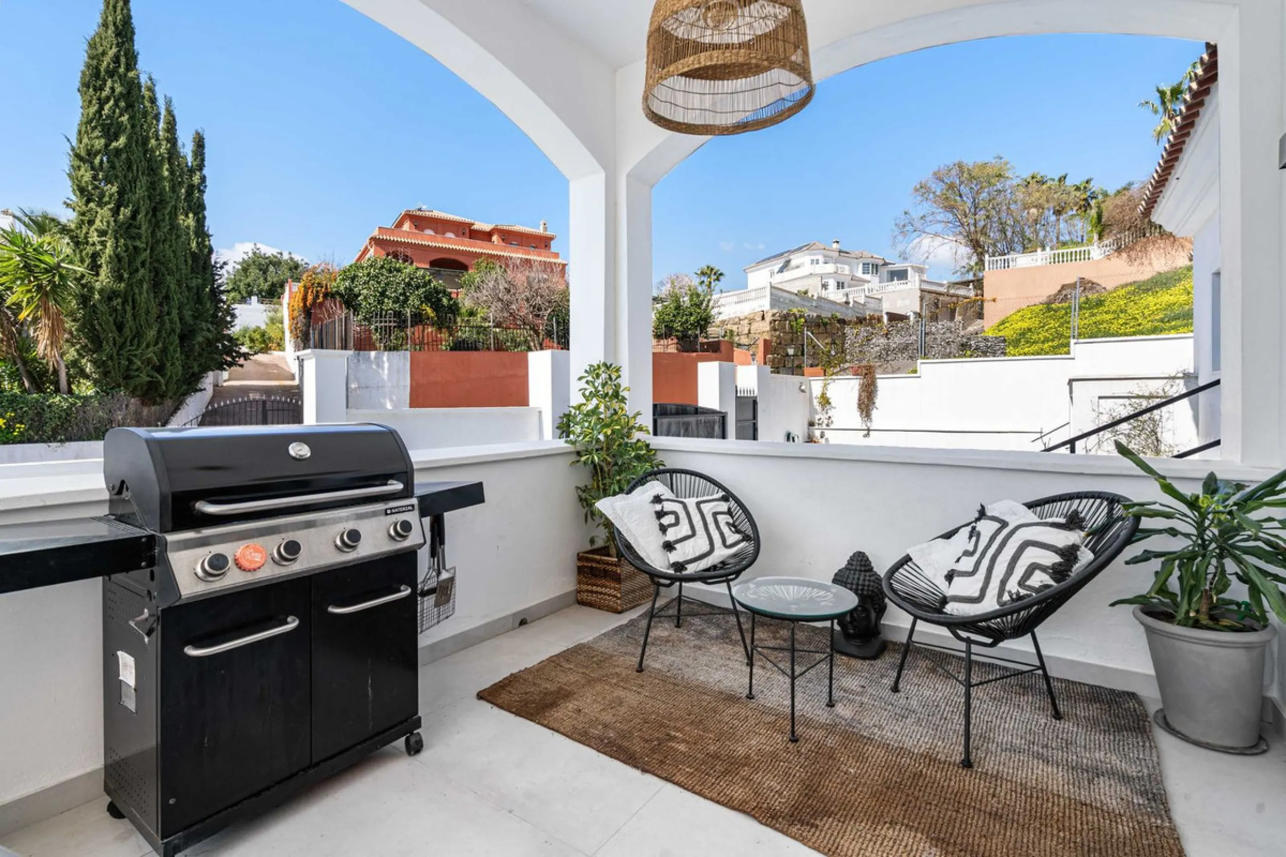 House - Detached Villa в продаже в Estepona, Málaga. В доме 5 спален и 4 ванных комнат. Площадь дома 452 м². Площадь участка 756 м²