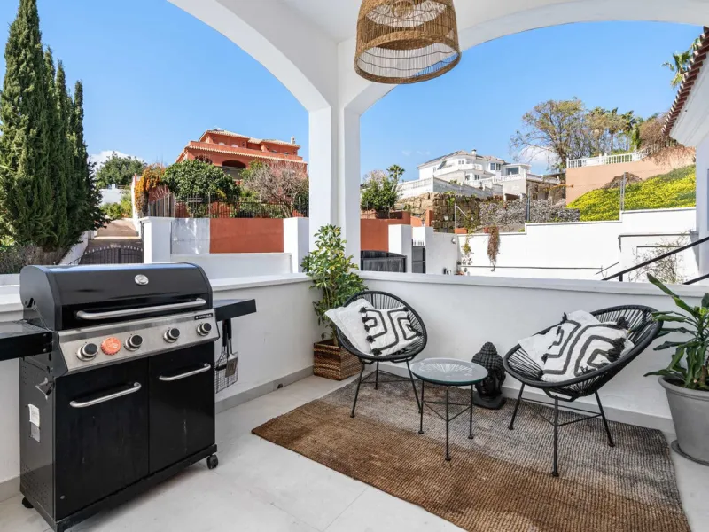 House - Detached Villa в продаже в Estepona, Málaga. В доме 5 спален и 4 ванных комнат. Площадь дома 452 м². Площадь участка 756 м²