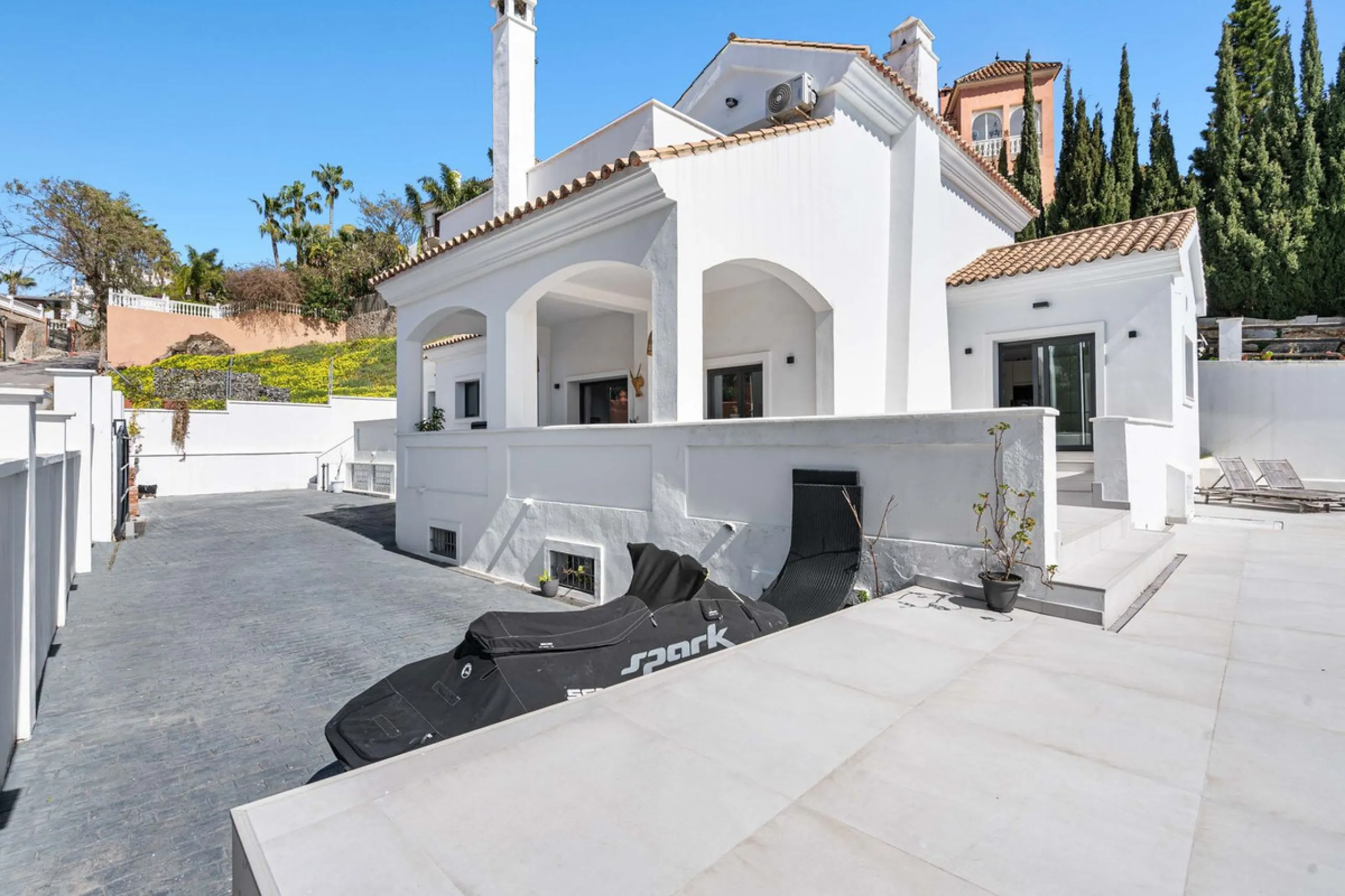House - Detached Villa в продаже в Estepona, Málaga. В доме 5 спален и 4 ванных комнат. Площадь дома 452 м². Площадь участка 756 м²