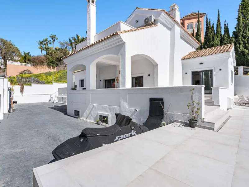 House - Detached Villa в продаже в Estepona, Málaga. В доме 5 спален и 4 ванных комнат. Площадь дома 452 м². Площадь участка 756 м²
