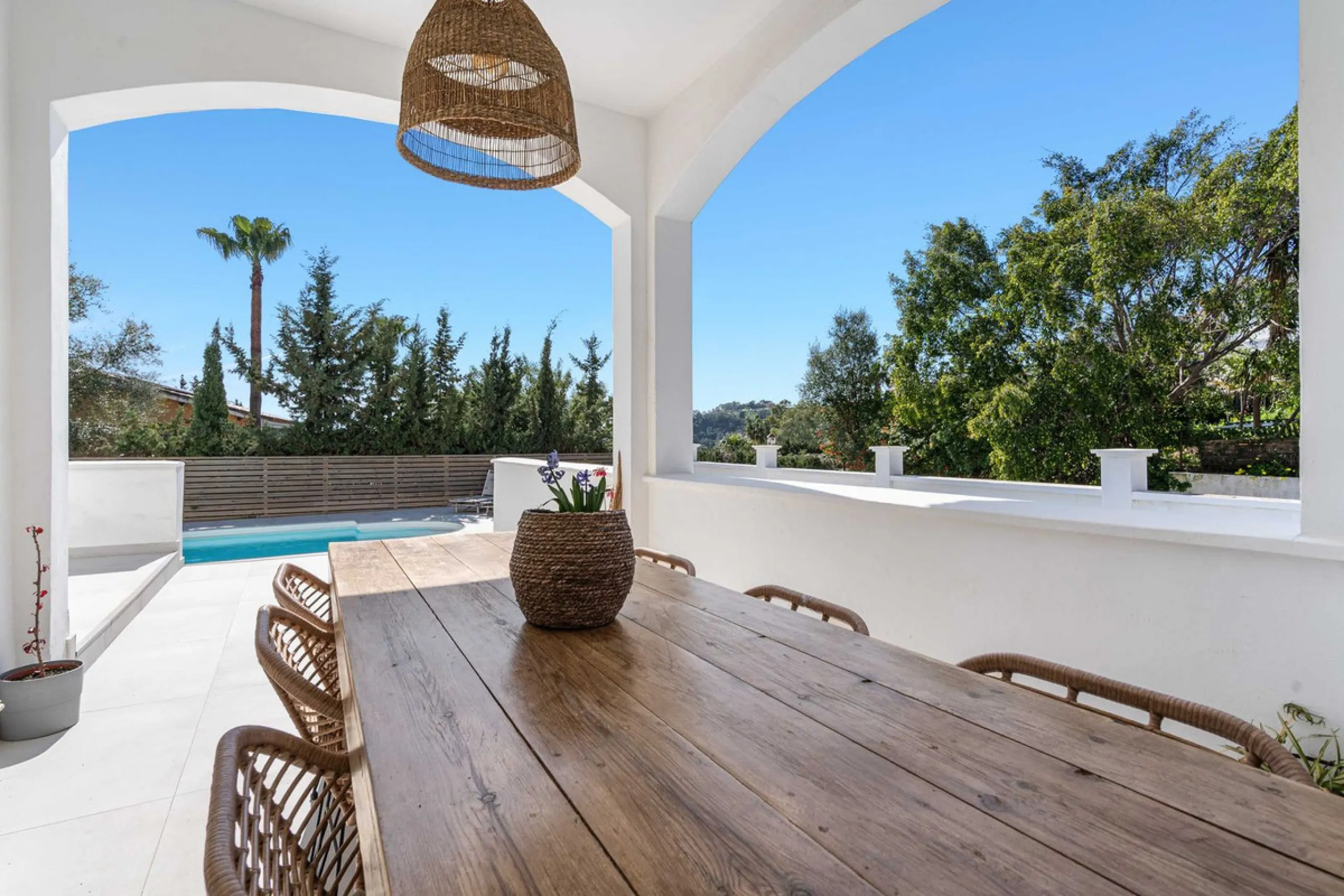 House - Detached Villa в продаже в Estepona, Málaga. В доме 5 спален и 4 ванных комнат. Площадь дома 452 м². Площадь участка 756 м²