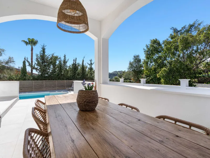 House - Detached Villa в продаже в Estepona, Málaga. В доме 5 спален и 4 ванных комнат. Площадь дома 452 м². Площадь участка 756 м²