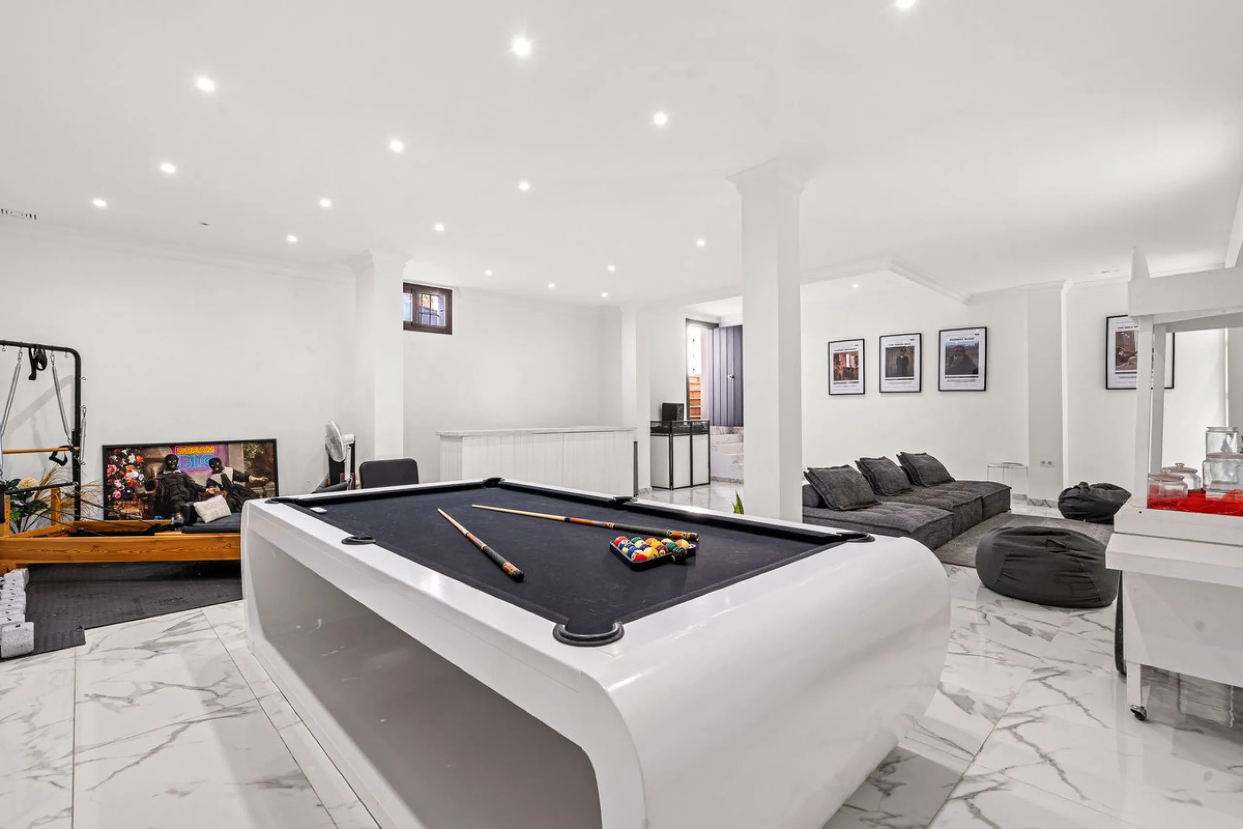 House - Detached Villa в продаже в Estepona, Málaga. В доме 5 спален и 4 ванных комнат. Площадь дома 452 м². Площадь участка 756 м²