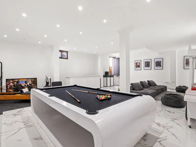 House - Detached Villa в продаже в Estepona, Málaga. В доме 5 спален и 4 ванных комнат. Площадь дома 452 м². Площадь участка 756 м²