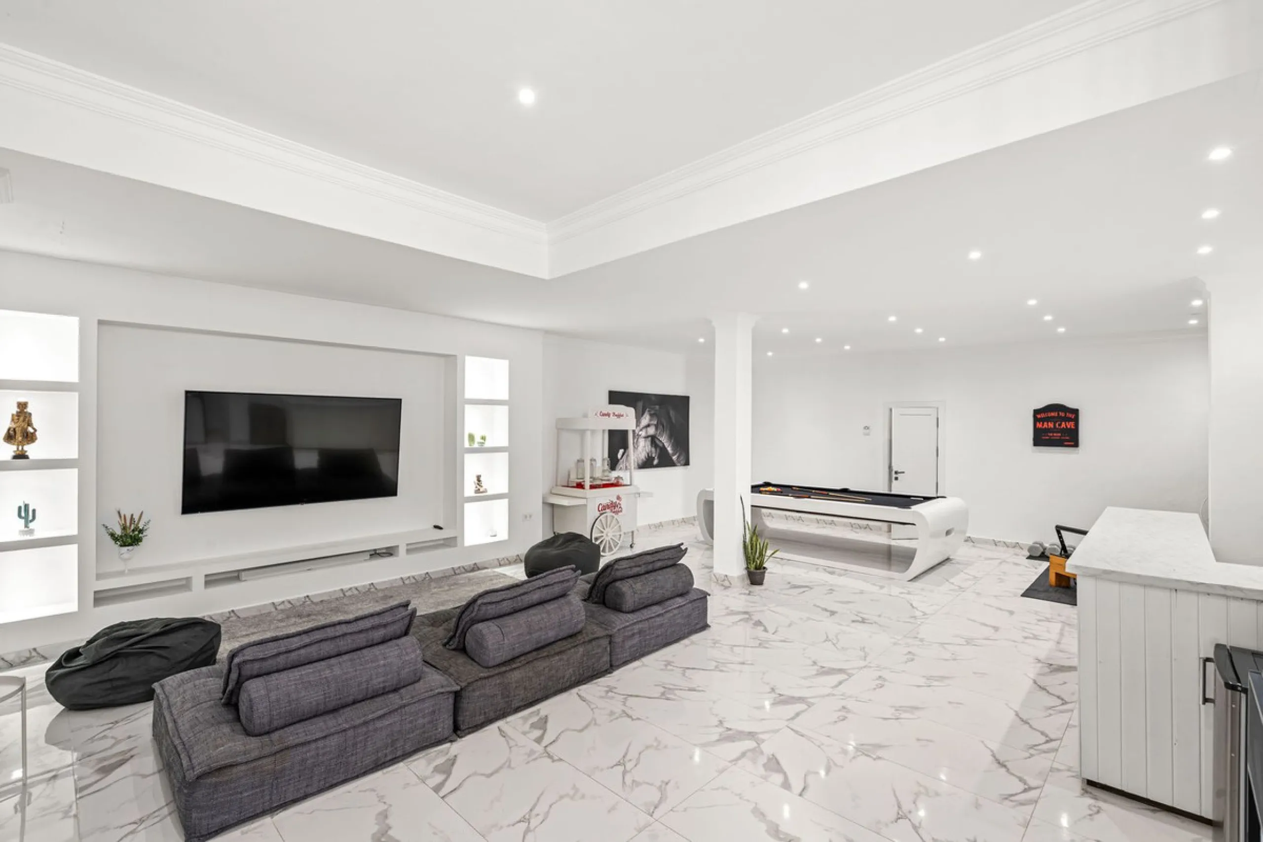 House - Detached Villa в продаже в Estepona, Málaga. В доме 5 спален и 4 ванных комнат. Площадь дома 452 м². Площадь участка 756 м²