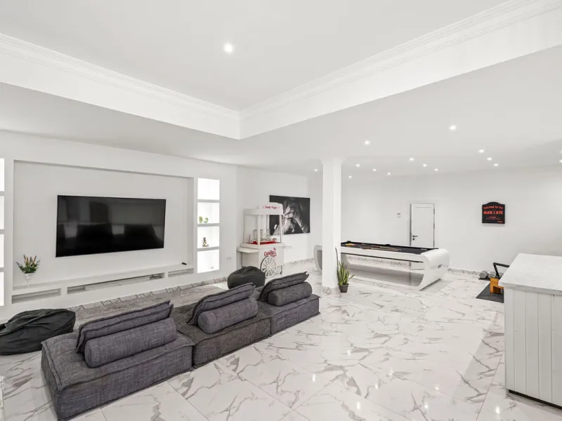 House - Detached Villa в продаже в Estepona, Málaga. В доме 5 спален и 4 ванных комнат. Площадь дома 452 м². Площадь участка 756 м²