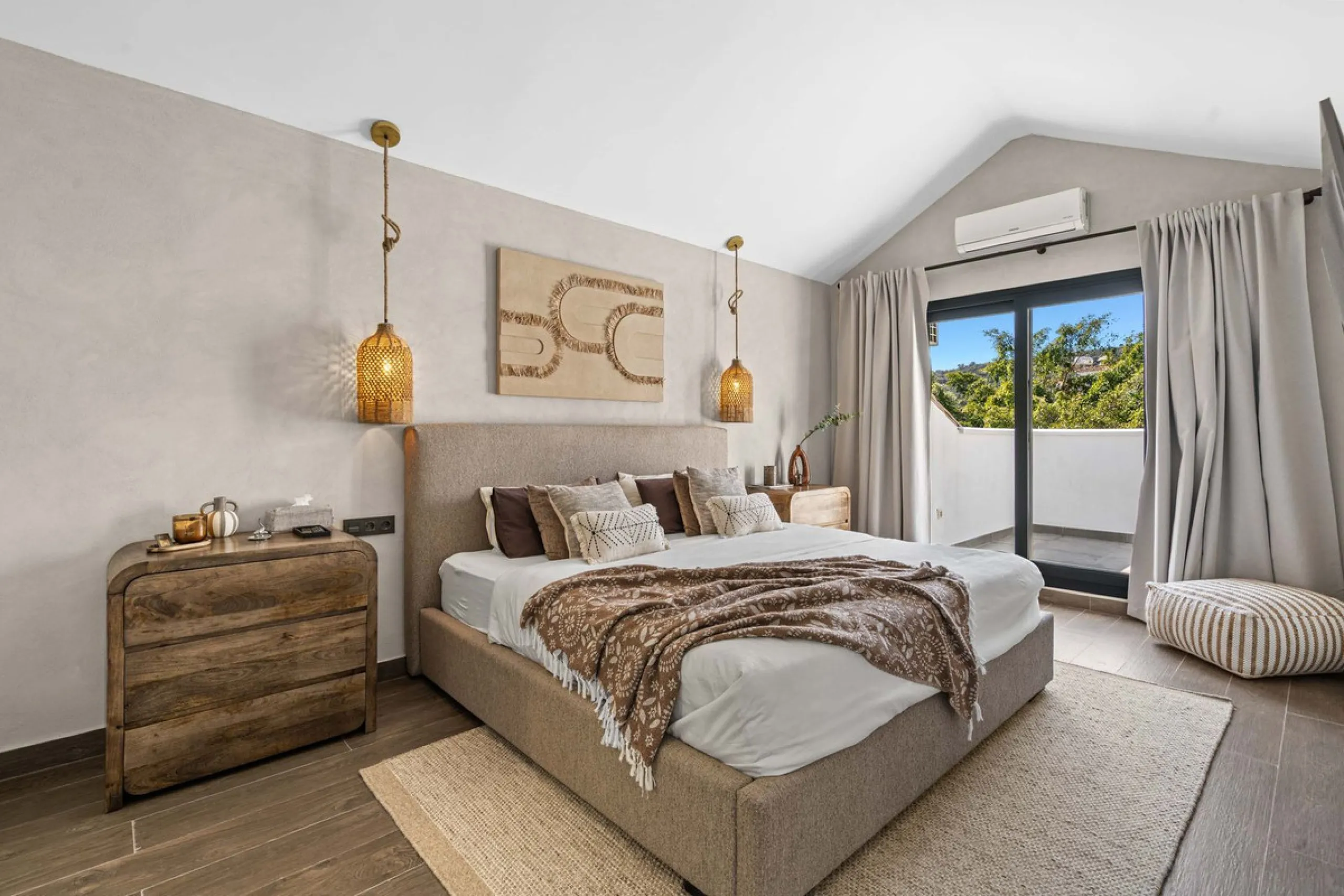 House - Detached Villa в продаже в Estepona, Málaga. В доме 5 спален и 4 ванных комнат. Площадь дома 452 м². Площадь участка 756 м²