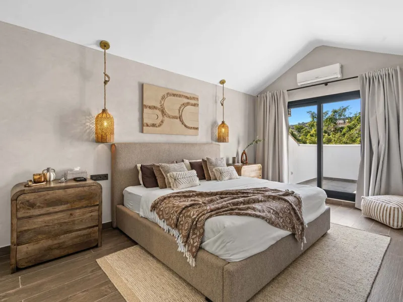 House - Detached Villa в продаже в Estepona, Málaga. В доме 5 спален и 4 ванных комнат. Площадь дома 452 м². Площадь участка 756 м²