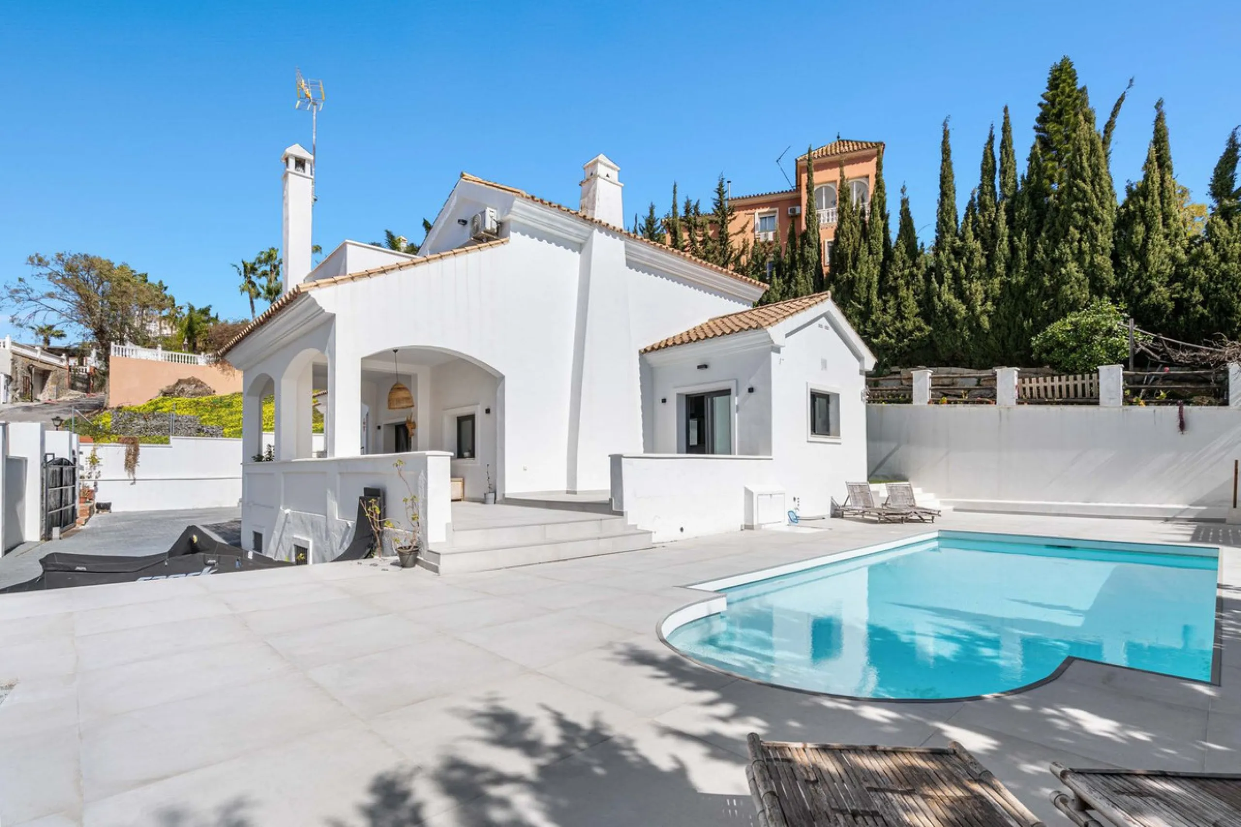 House - Detached Villa в продаже в Estepona, Málaga. В доме 5 спален и 4 ванных комнат. Площадь дома 452 м². Площадь участка 756 м²