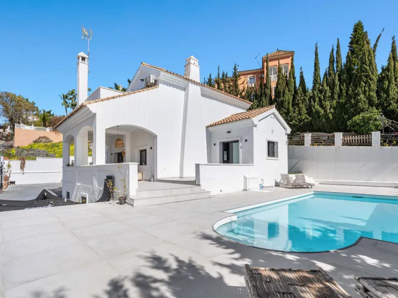 House - Detached Villa в продаже в Estepona, Málaga. В доме 5 спален и 4 ванных комнат. Площадь дома 452 м². Площадь участка 756 м²
