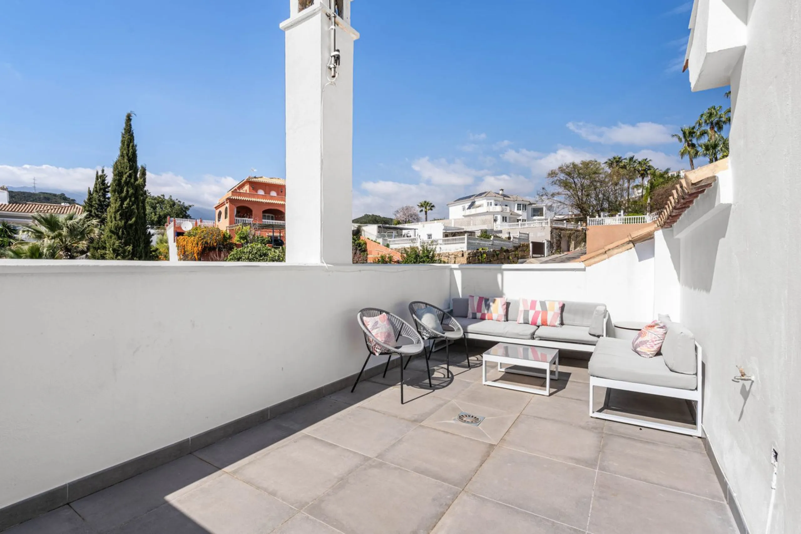 House - Detached Villa в продаже в Estepona, Málaga. В доме 5 спален и 4 ванных комнат. Площадь дома 452 м². Площадь участка 756 м²