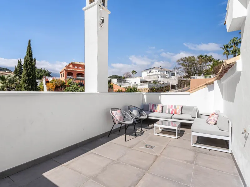 House - Detached Villa в продаже в Estepona, Málaga. В доме 5 спален и 4 ванных комнат. Площадь дома 452 м². Площадь участка 756 м²