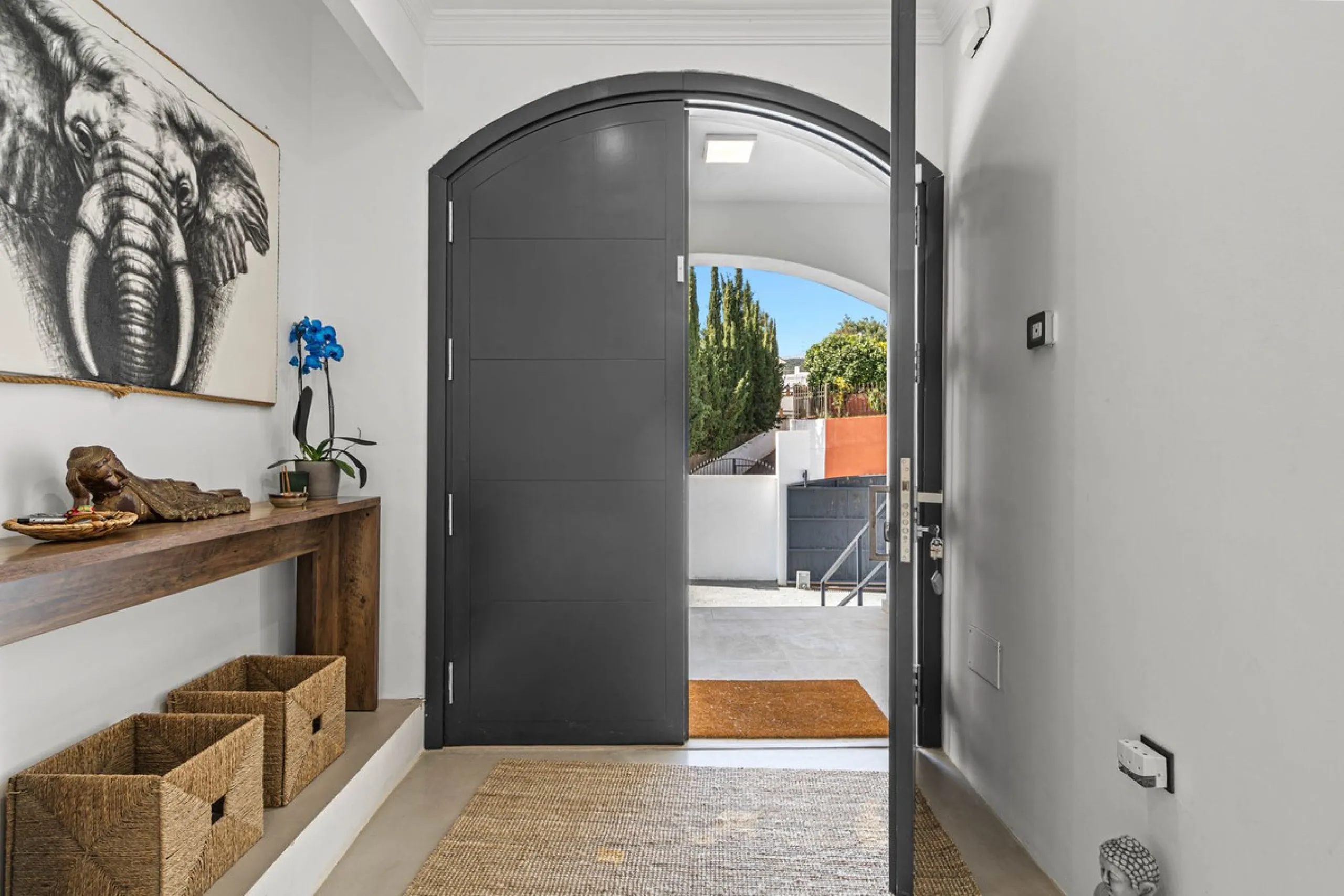 House - Detached Villa в продаже в Estepona, Málaga. В доме 5 спален и 4 ванных комнат. Площадь дома 452 м². Площадь участка 756 м²