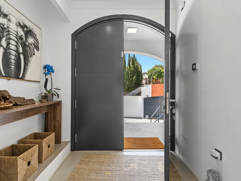 House - Detached Villa в продаже в Estepona, Málaga. В доме 5 спален и 4 ванных комнат. Площадь дома 452 м². Площадь участка 756 м²