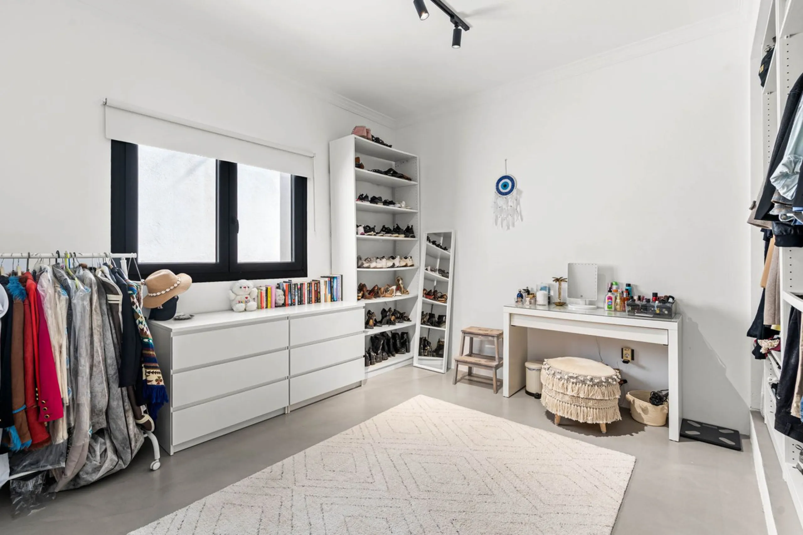 House - Detached Villa в продаже в Estepona, Málaga. В доме 5 спален и 4 ванных комнат. Площадь дома 452 м². Площадь участка 756 м²