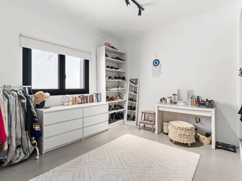 House - Detached Villa в продаже в Estepona, Málaga. В доме 5 спален и 4 ванных комнат. Площадь дома 452 м². Площадь участка 756 м²