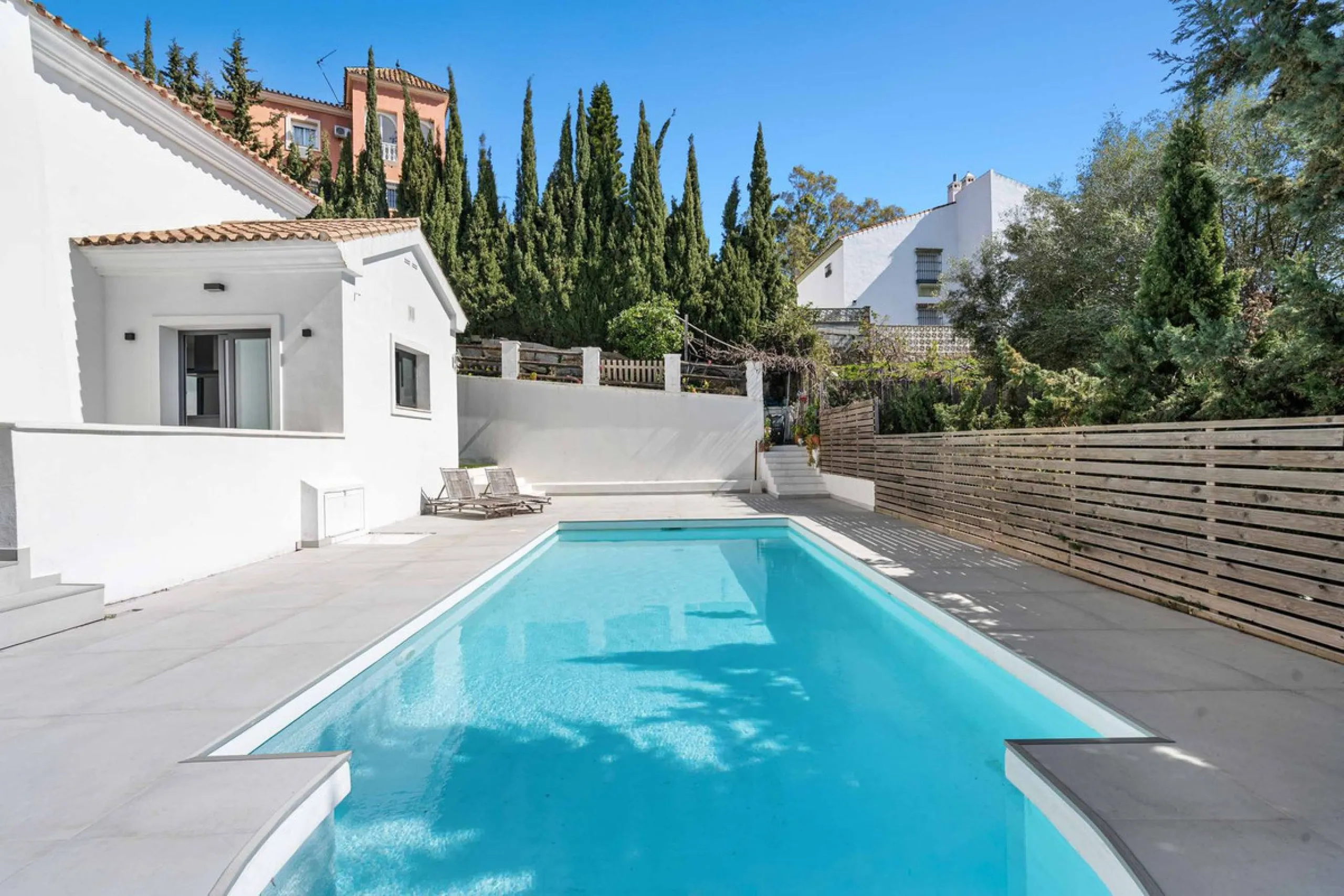 House - Detached Villa в продаже в Estepona, Málaga. В доме 5 спален и 4 ванных комнат. Площадь дома 452 м². Площадь участка 756 м²