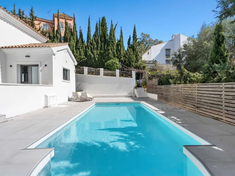 House - Detached Villa в продаже в Estepona, Málaga. В доме 5 спален и 4 ванных комнат. Площадь дома 452 м². Площадь участка 756 м²